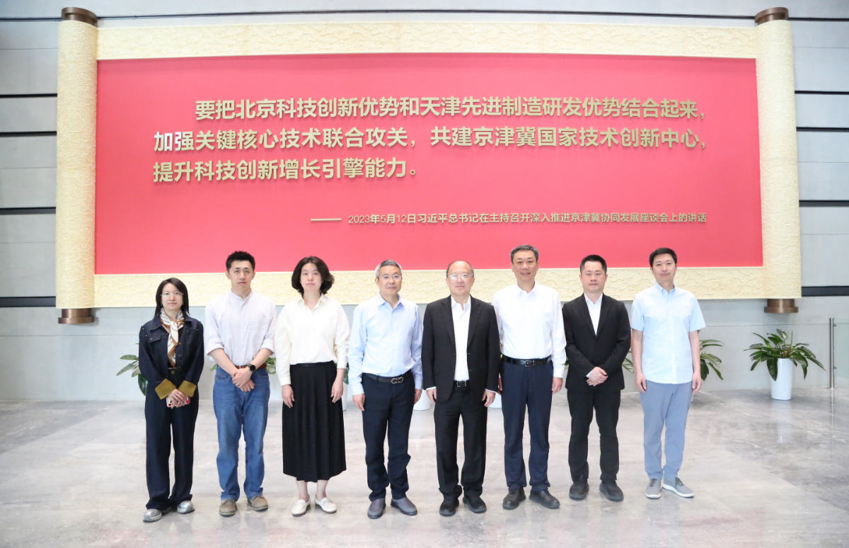 合影2 - 新闻网页小.png